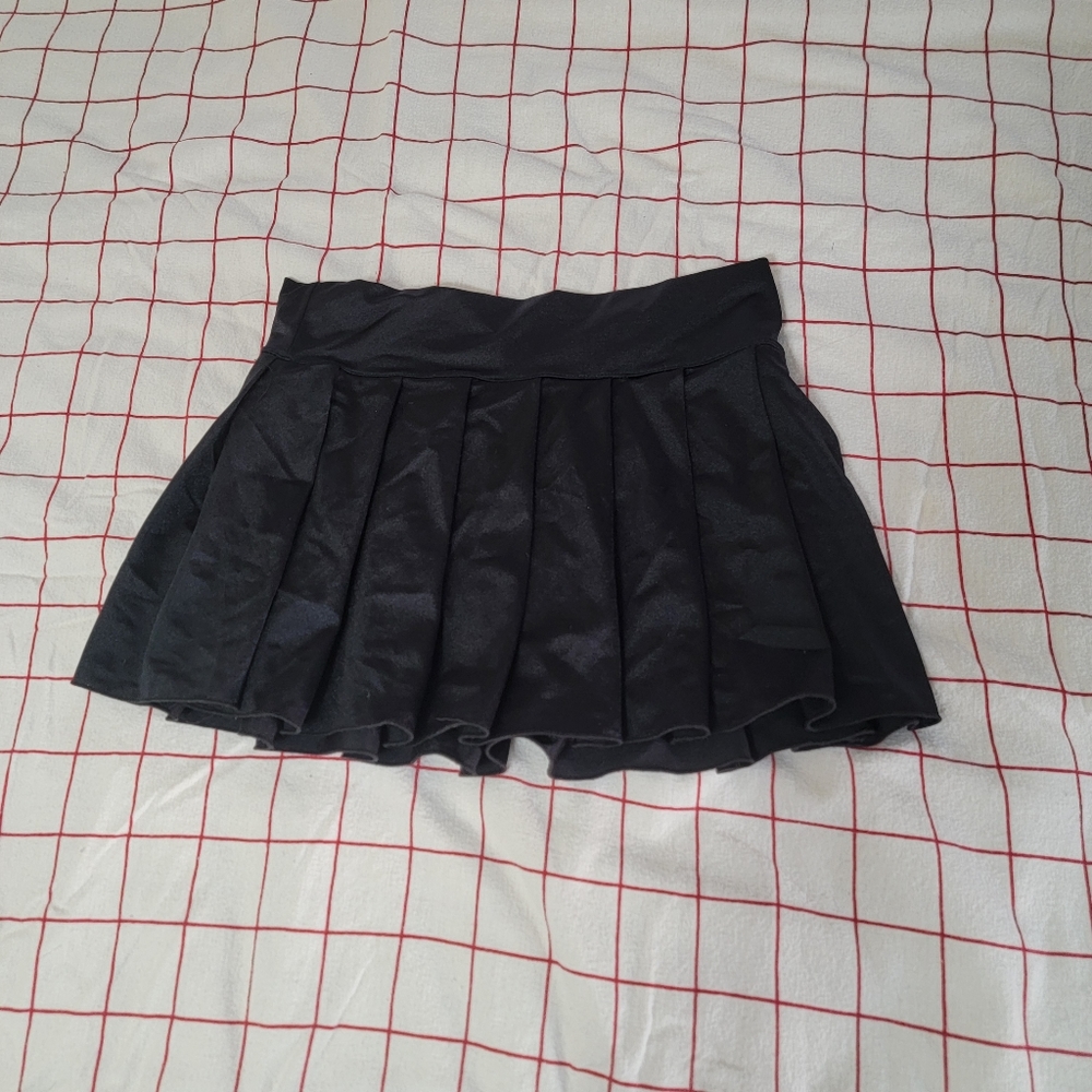 Black pleated mini skirt